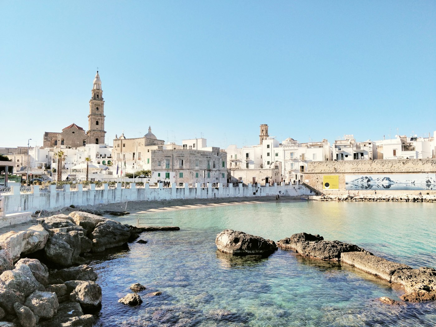 Bregdeti i Puglia-s: qytete të bardha guri buzë ujit të kaltër.