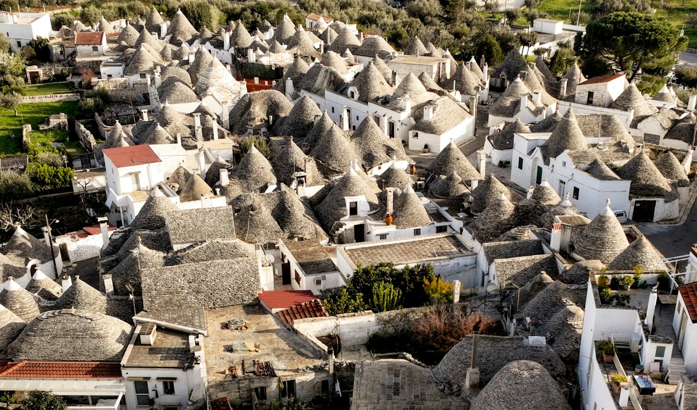 Lagjja Rione Monti nga lart: qindra çati koni prej guri, njëra pranë tjetrës.