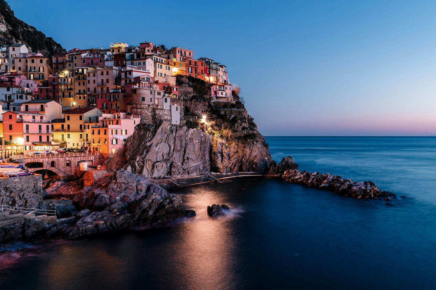 Manarola në mbrëmje, një nga pesë fshatrat e Cinque Terre-s.