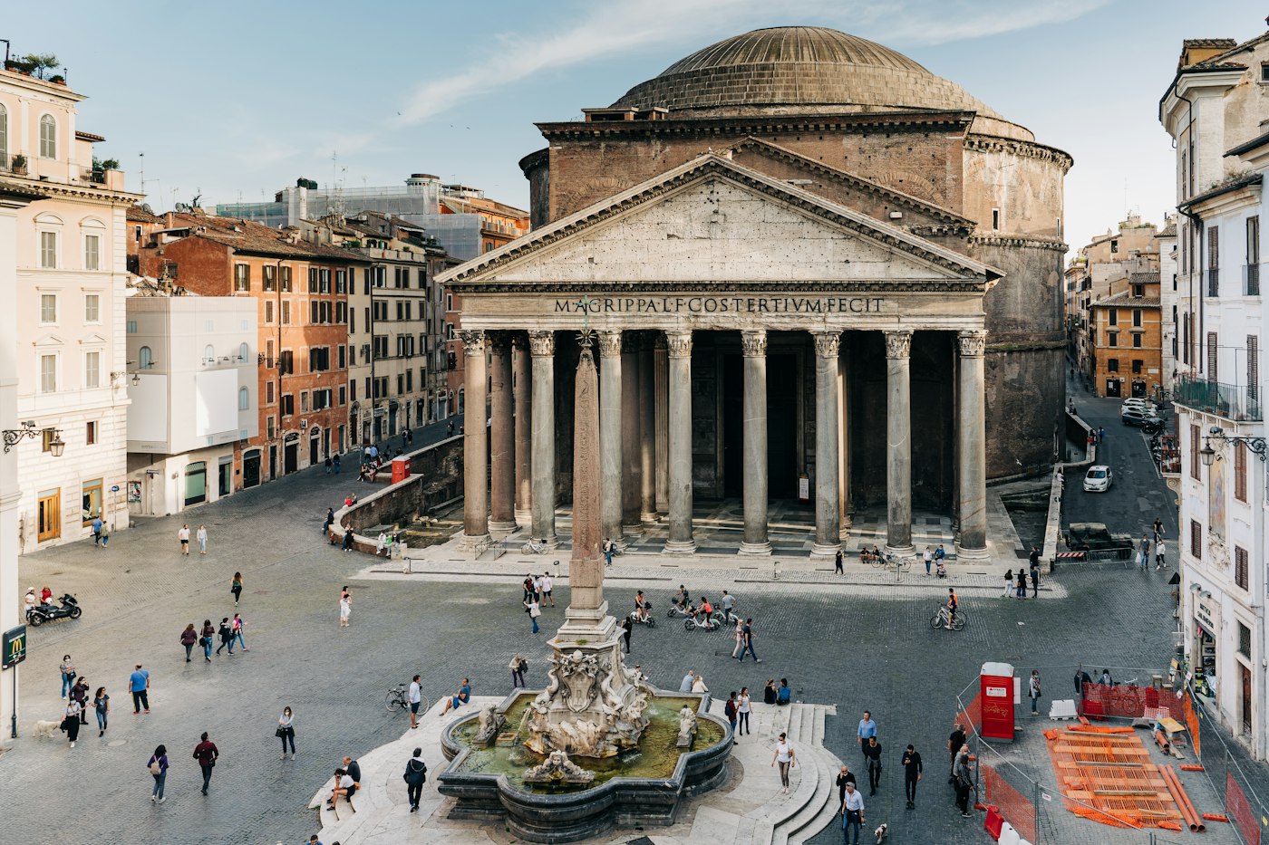 Panteoni në Piazza della Rotonda, një nga ndërtesat antike më të ruajtura në botë.