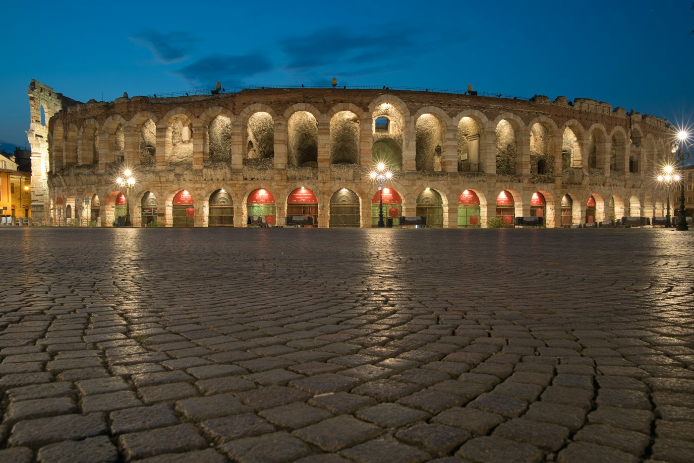 Arena e Veronës natën, në Piazza Bra.